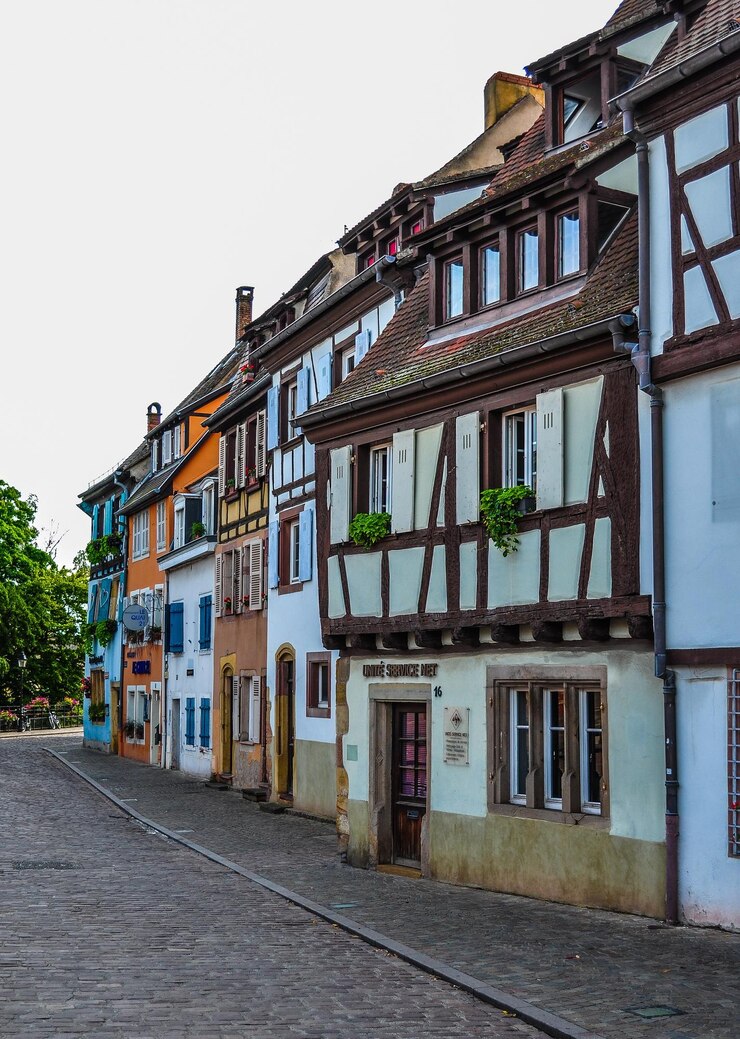 Foto wohngebäude nach straße gegen den himmel