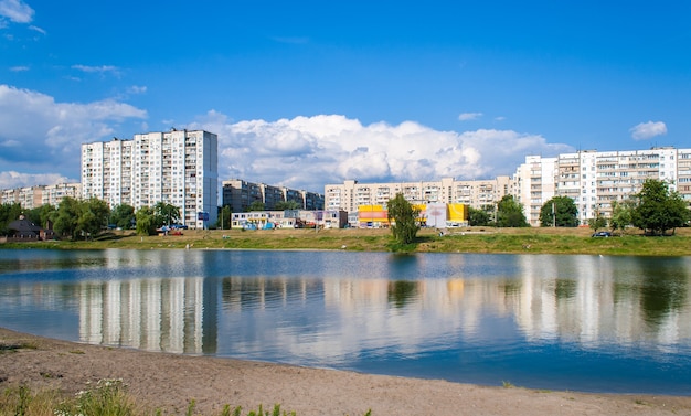 Wohngebäude über einem See in Kiew