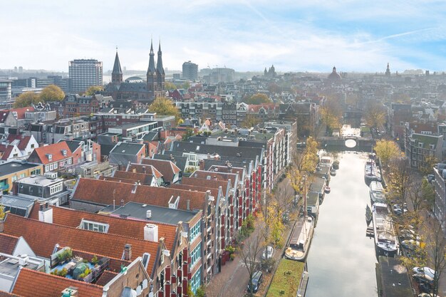 Wohngebiet mit Gebäuden mit ausgezeichneter Fassade am Fluss