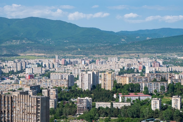 Wohngebiet von Tiflis mit mehrstöckigen Gebäuden in Gldani und Mukhiani