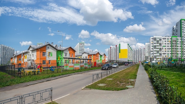 Wohngegend am Stadtrand von Barnaul. Moderne schöne Neubauten. Farbige Wand.