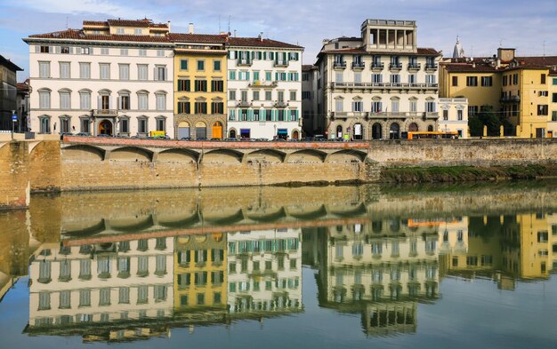 Wohnhäuser am Wasser in Florenz