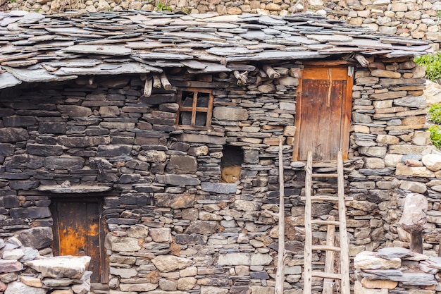 Wohnhäuser aus Stein in der Region Manaslu im Himalaya