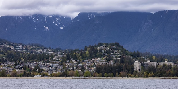 Wohnhäuser in einer modernen Stadt mit Berglandschaft im Hintergrund