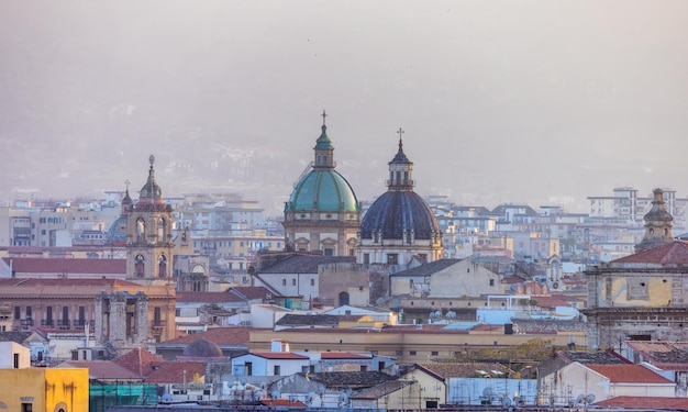 Wohnhäuser und historische Kirchengebäude mit Bergen in Palermo Sizilien Italien