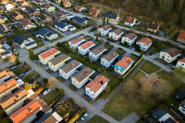 Wohnhäuser und Straßen mit geparkten Autos