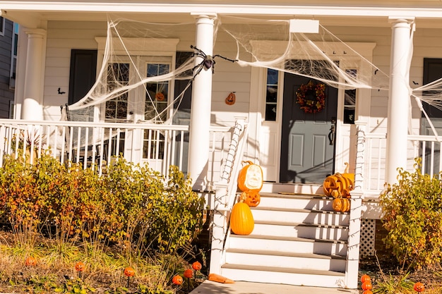 Wohnhaus für Halloween-Urlaub dekoriert.