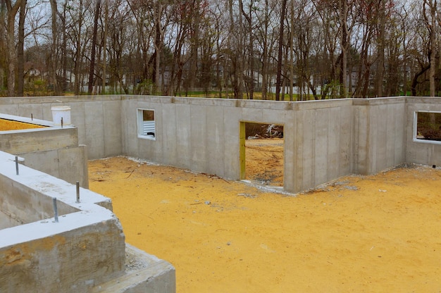 Wohnhaus im Fundament für ein neues Gebäude mit Zement