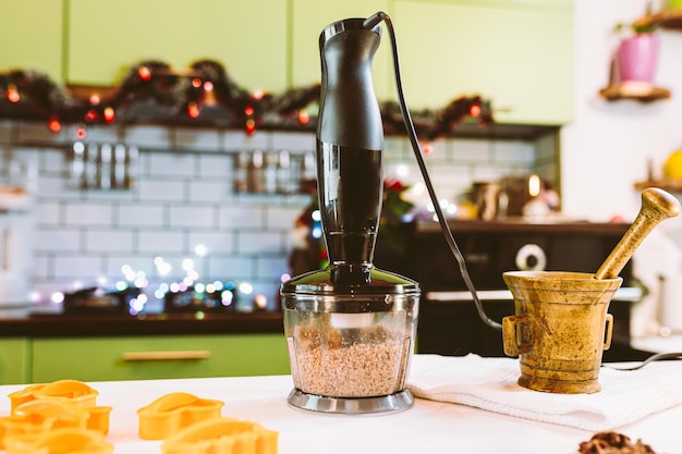 Wohnküche mit Girlandenlichtern dekoriert, Weihnachtsplätzchen zubereiten