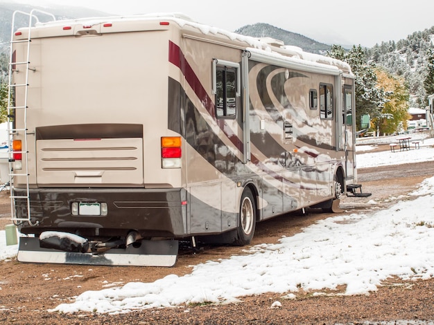 Wohnmobil-Campingplatz im Schnee im Estes Park, Colorado.