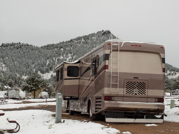 Wohnmobil-Campingplatz im Schnee im Estes Park, Colorado.