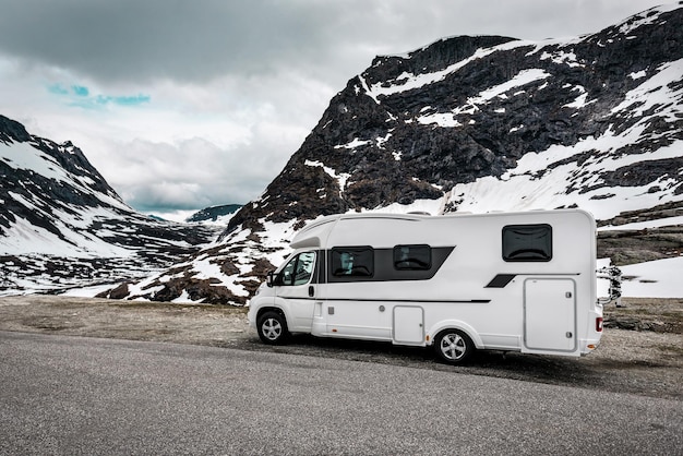 Wohnmobil in den schneebedeckten Bergen