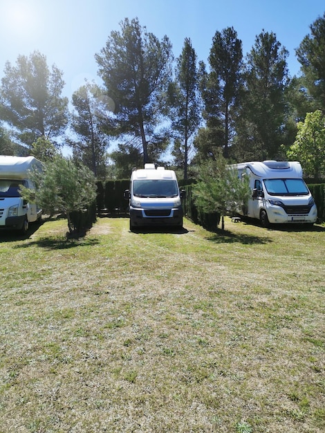 Wohnmobile und Wohnmobile auf einem Campingplatz Urlaubszeit