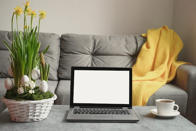 Wohnraum im Wohnzimmer mit Laptop, Frühlingsdekoration