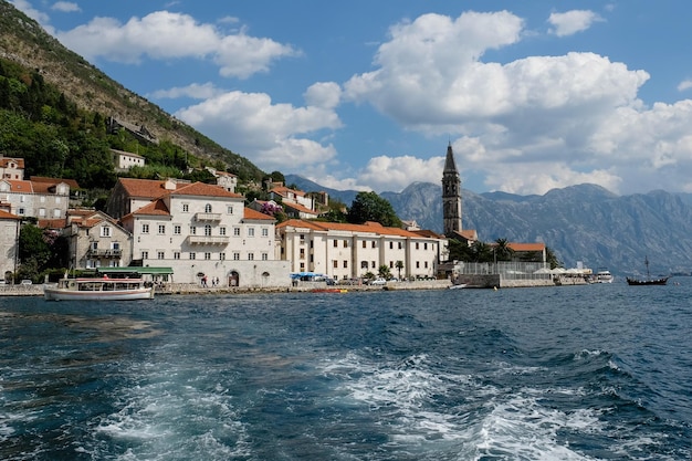 Wohnstadt am Meer gegen Berge