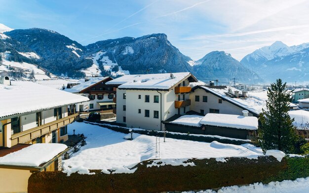 Wohnung im Wohngebäude außen. Wohnstruktur am blauen modernen Haus Europas. Miethaus im Stadtviertel im Sommer. Architektur für gewerbliche Immobilieninvestitionen, Mayrhofen Österreich.