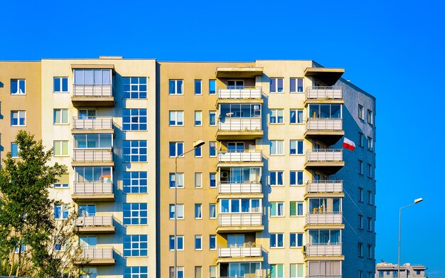 Wohnung im Wohngebäude außen. Wohnstruktur am blauen modernen Haus Europas. Miethaus im Stadtviertel im Sommer. Architektur für Investitionen in Geschäftsimmobilien in Polen.