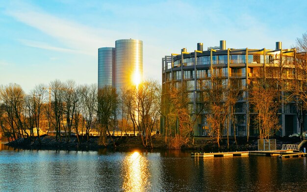 Wohnung im Wohngebäude außen. Wohnstruktur am blauen modernen Haus Europas. Miethaus im Stadtviertel im Sommer. Architektur für Investitionen in Geschäftsimmobilien in Riga, Lettland.