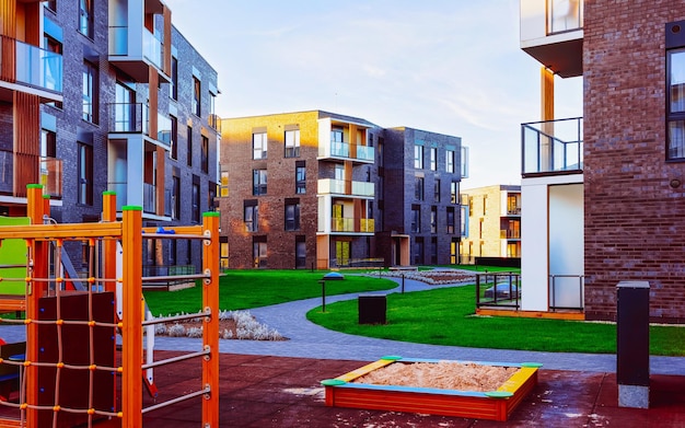 Wohnung im Wohngebäude außen. Wohnstruktur am blauen modernen Haus Europas. Miethaus im Stadtviertel im Sommer. Architektur für Investitionen in Geschäftsimmobilien, Vilnius, Litauen.