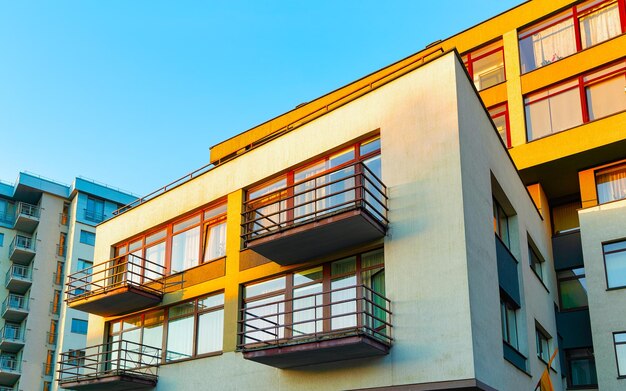 Wohnung im Wohngebäude außen. Wohnstruktur am blauen modernen Haus Europas. Miethaus im Stadtviertel im Sommer. Architektur für Investitionen in Geschäftsimmobilien, Vilnius, Litauen.