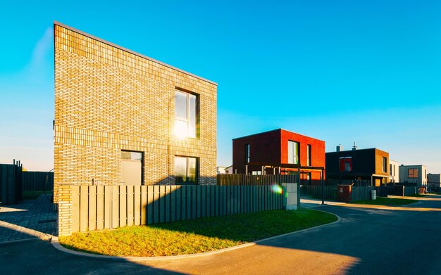 Wohnung im Wohngebäude außen. Wohnstruktur am blauen modernen Haus Europas. Miethaus im Stadtviertel im Sommer. Architektur für Investitionen in Geschäftsimmobilien, Vilnius, Litauen.