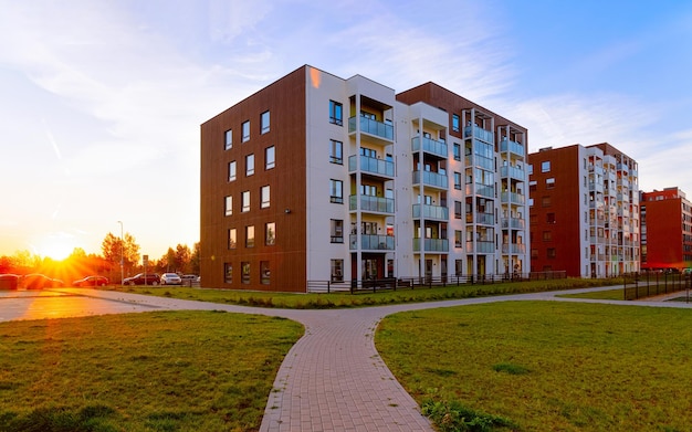 Wohnung im Wohngebäude außen. Wohnstruktur am blauen modernen Haus Europas. Miethaus im Stadtviertel im Sommer. Architektur für Investitionen in Geschäftsimmobilien, Vilnius, Litauen.