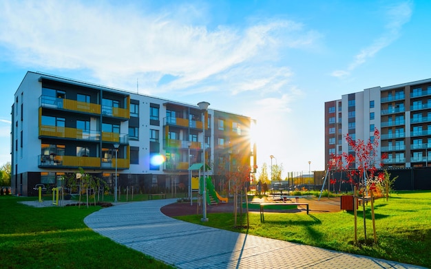 Wohnung im Wohngebäude außen. Wohnstruktur am blauen modernen Haus Europas. Miethaus im Stadtviertel im Sommer. Architektur für Investitionen in Geschäftsimmobilien, Vilnius, Litauen.