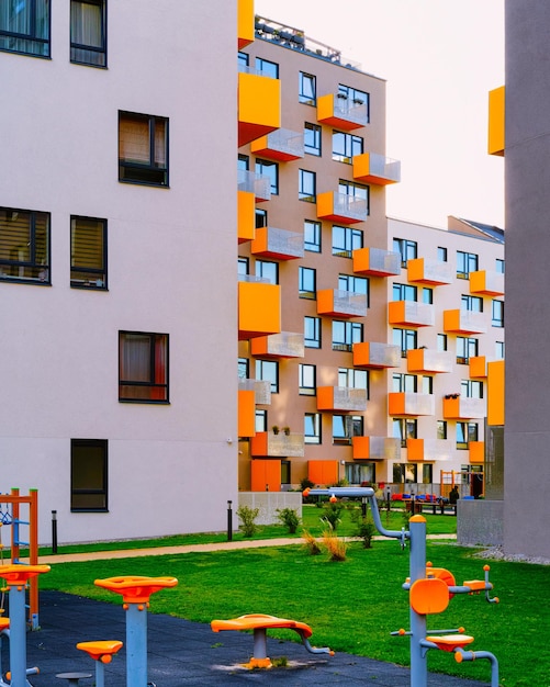 Wohnung im Wohngebäude außen. Wohnstruktur am blauen modernen Haus Europas. Miethaus im Stadtviertel im Sommer. Architektur für Investitionen in Geschäftsimmobilien, Vilnius, Litauen.