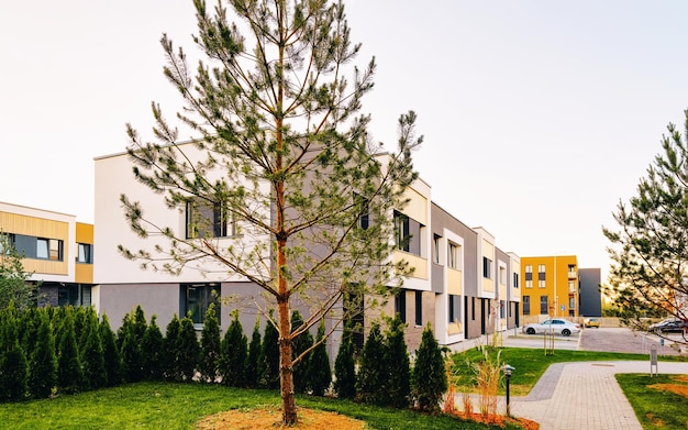 Wohnung Wohnreihenhaus Architektur und Außenanlagen. Blauer Himmel im Hintergrund.