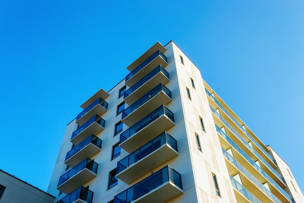 Wohnungswohnhausfassade und ein leerer Kopienraum. Blauer Himmel im Hintergrund.