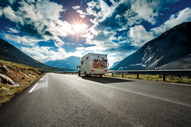 Wohnwagen fährt auf der Autobahn. Tourismusurlaub und Reisen.