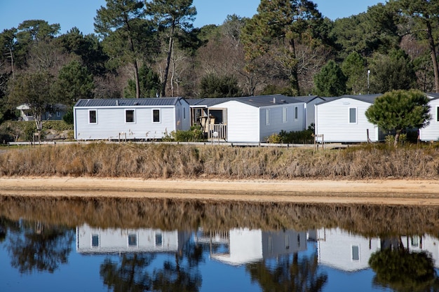 Wohnwagen-Mobilheimpark mit modernem Wohnwagen-Mobilheim-Fertigbau in Campinghaus-Anhänger am Ufer des Flusses