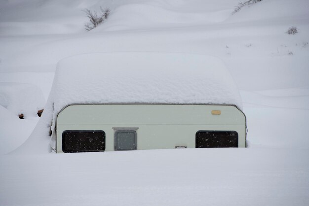 Wohnwagen-Roulotte im Winter mit Schnee bedeckt