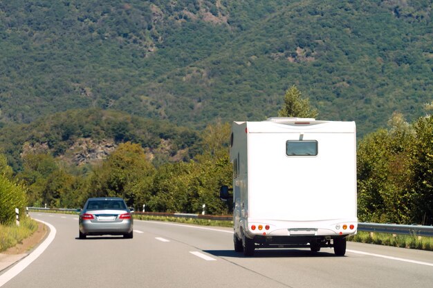 Wohnwagen und Auto unterwegs in der Schweiz.