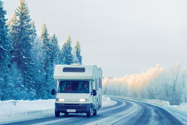 Wohnwagen unterwegs im Winter Rovaniemi in Lappland, Finnland