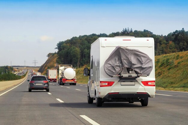 Wohnwagen unterwegs, Schweiz.