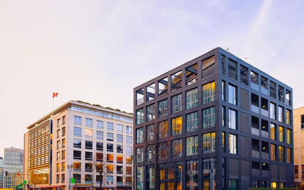 Wohnwohnung modernes Wohnen. Architektur der Glasstadt. Luxuriöses Geschäftsgebäude. Familienheim. Wolkenkratzer oder Hotel.