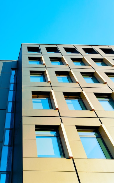 Wohnwohnung modernes Wohnen. Architektur der Glasstadt. Luxuriöses Geschäftsgebäude. Familienheim. Wolkenkratzer oder Hotel.