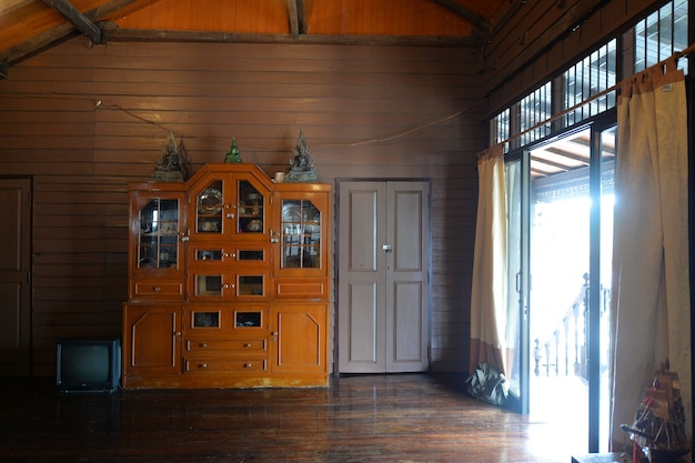 Wohnzimmer aus Holz im traditionellen Thai-Stil