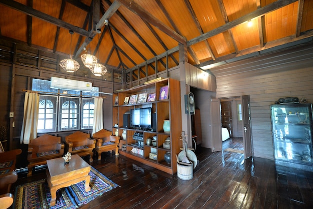 Wohnzimmer aus Holz im traditionellen Thai-Stil