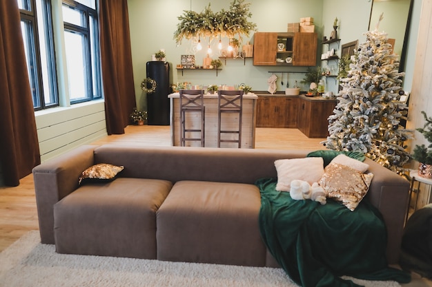 Wohnzimmer dekoriert für Weihnachten Neujahr Interieur mit einem Tannenbaum mit Girlanden und Dekorationen
