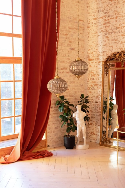 Wohnzimmer im französischen Stil mit großem Fenster und Vorhängen, Vintage-Spiegel und Kristall-Kronleuchtern