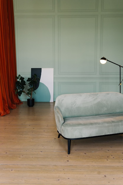 Wohnzimmer Interieur mit Vintage Sofa und Stehlampe