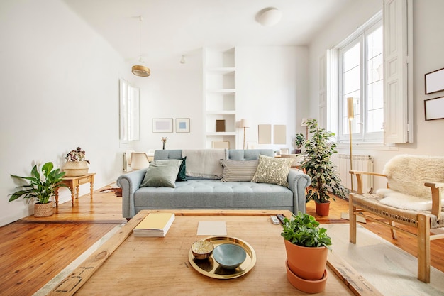 Wohnzimmer mit weißen Wänden und Vintage-Holzmöbeln mit Pflanzen und dekorativen Lampen in einer Wohnung zur Kurzzeitmiete