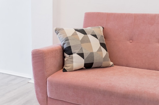 Wohnzimmermöbel bequeme Couch mit Kissen modernes Zimmer mit rosa Sofa und Kissenreihe einfache Innenarchitektur Kopie Raum interior