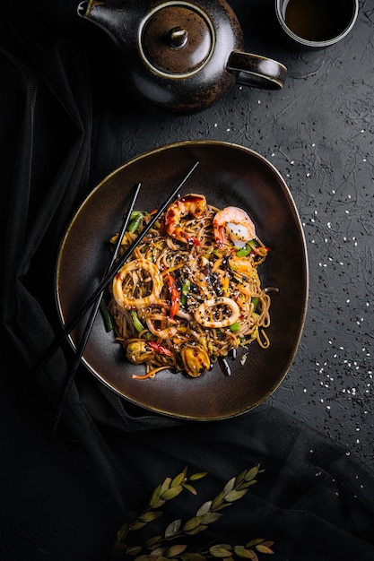 Wok asiático picante con fideos gambas y verduras