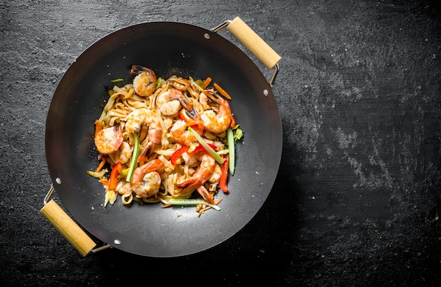 Wok chino Fideos udon asiáticos con gambas y verduras