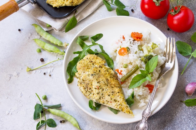 Wok de cocina tradicional Arroz frito con pollo asado con especias Espacio de copia