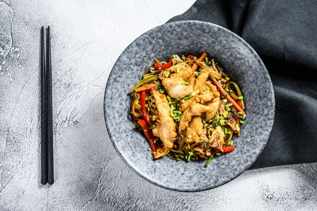 Wok de fideos de cristal con filete de cerdo