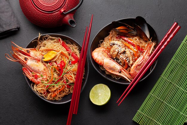 Wok con fideos salteados, gambas y verduras